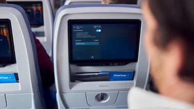 Adiós al dolor de cuello en el avión: American Airlines vuelve a poner pantallas en más de 800 naves