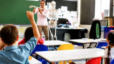 Aulas a media capacidad: El inicio del año escolar registra cerca del 50% de asistencia