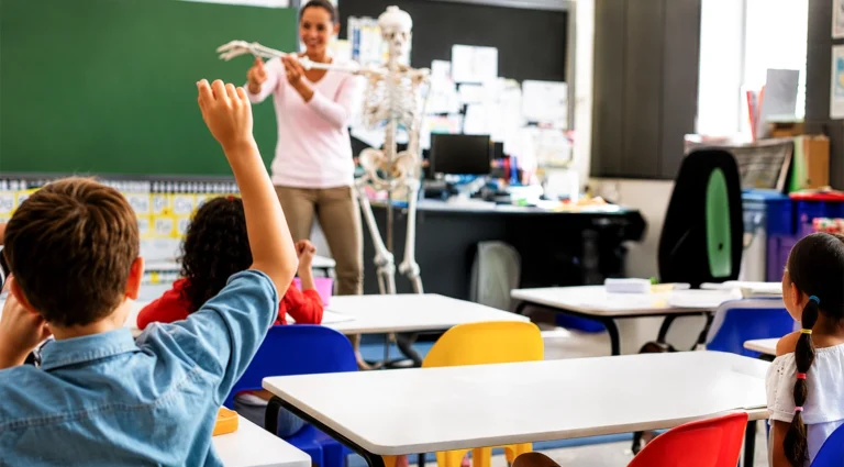 Aulas a media capacidad: El inicio del año escolar registra cerca del 50% de asistencia