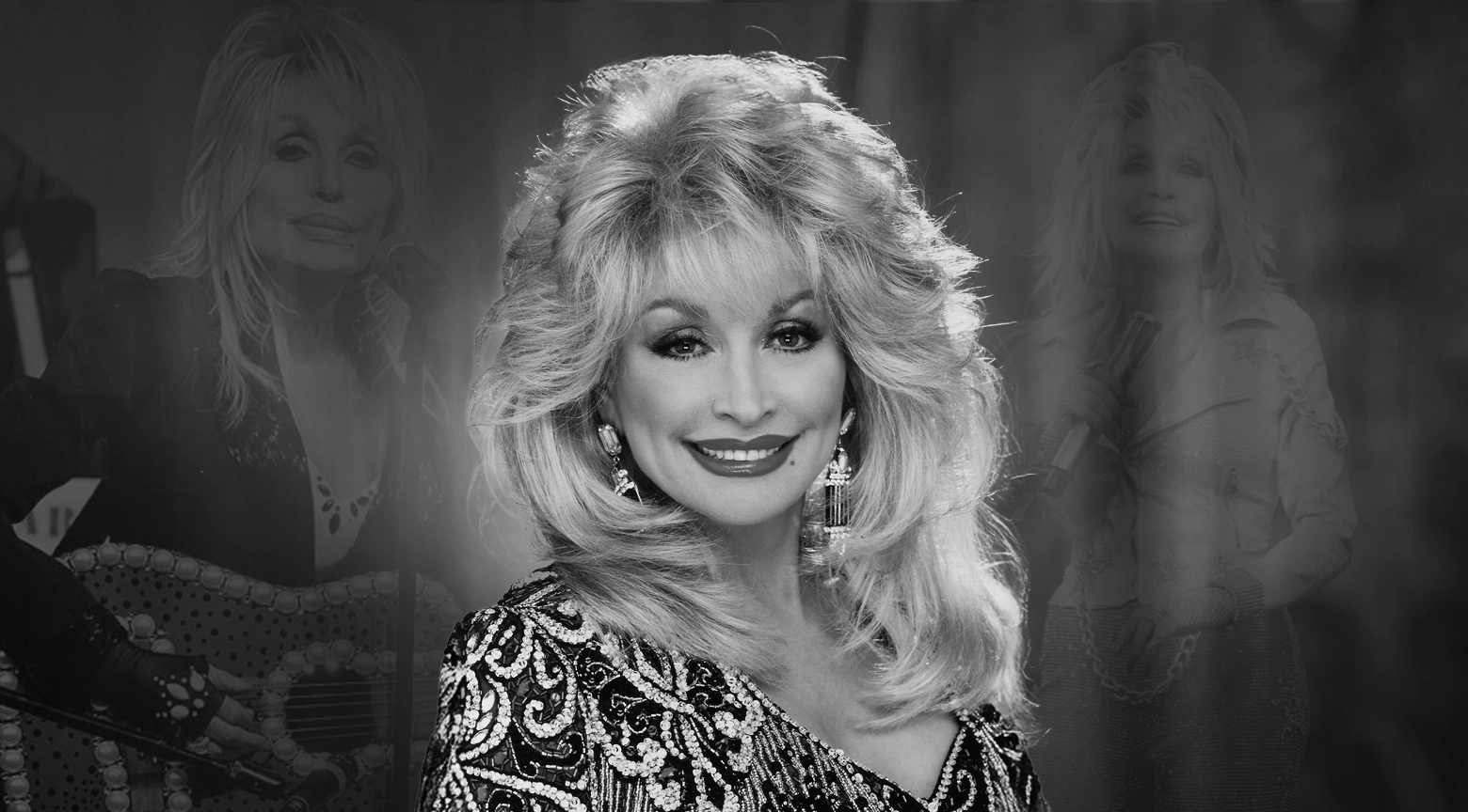 Retrato en blanco y negro de la cantante Dolly Parton sonriendo con su característico peinado voluminoso, con imágenes tenues superpuestas en el fondo donde aparece actuando en el escenario con su guitarra.