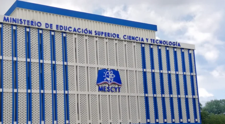 El Minerd delimita 'Excelencia Sin Barreras': solo estudiantes de escuelas públicas podrán postular a las becas