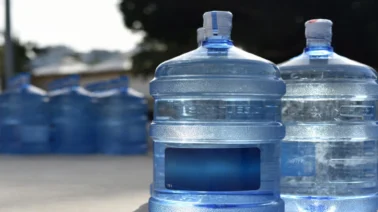 El país del botellón: ¿cuánto gastan las familias en RD al comprar el agua que toman?