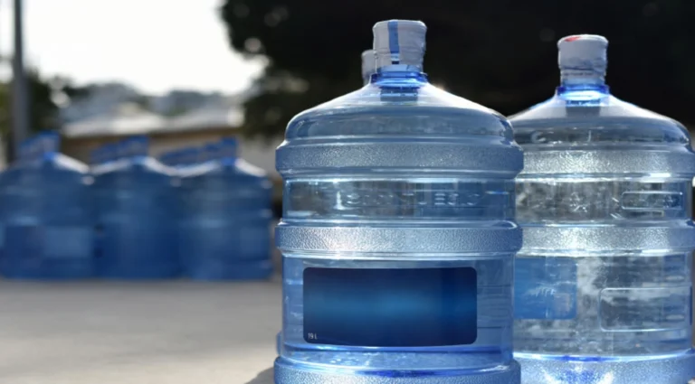 El país del botellón: ¿cuánto gastan las familias en RD al comprar el agua que toman?