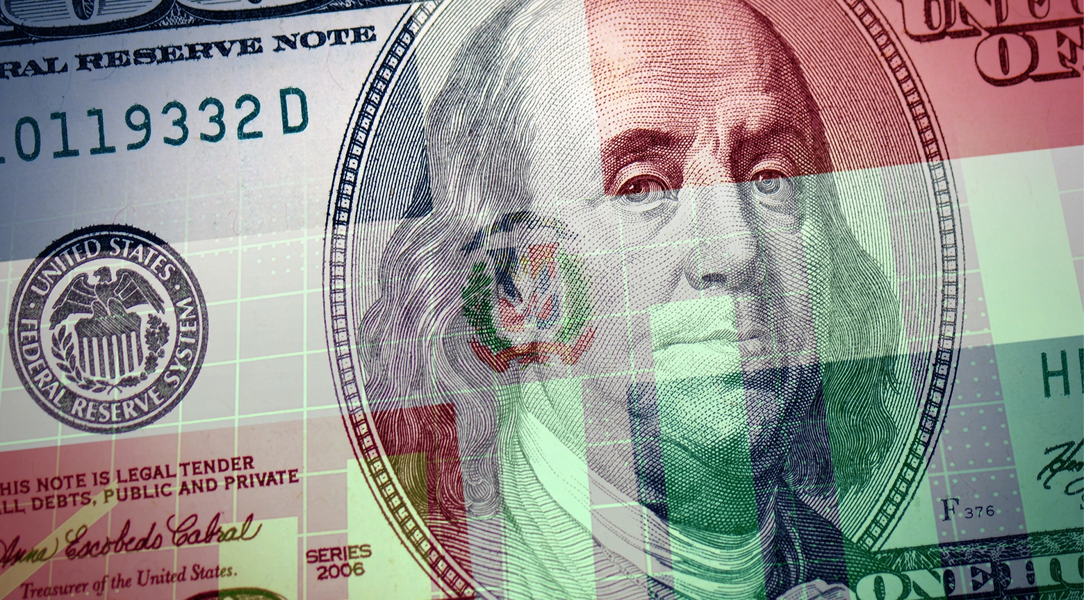 Detalle de un billete de cien dólares estadounidenses superpuesto con los colores e inserción transparente de la bandera de la República Dominicana.