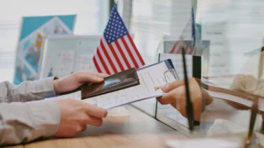 Estas son las nuevas restricciones de visa que alejan a los estudiantes extranjeros de EE. UU.