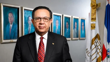Abinader confirma a Héctor Valdez Albizu como gobernador del Banco Central por dos años más