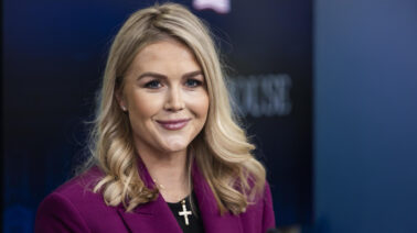Karoline Leavitt cambia el podio por la maternidad: así será su nueva etapa junto a Trump