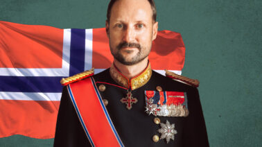 Haakon VIII asume el trono de Noruega tras la muerte del rey Harald V