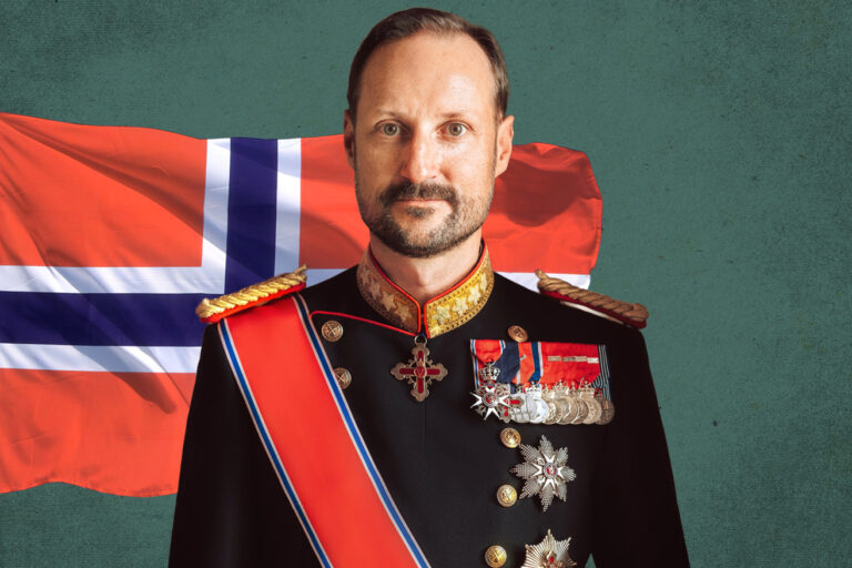Haakon VIII asume el trono de Noruega tras la muerte del rey Harald V