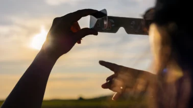 Peligro para la vista: Alerta sanitaria por 6 modelos de gafas para el eclipse que fueron retirados del mercado