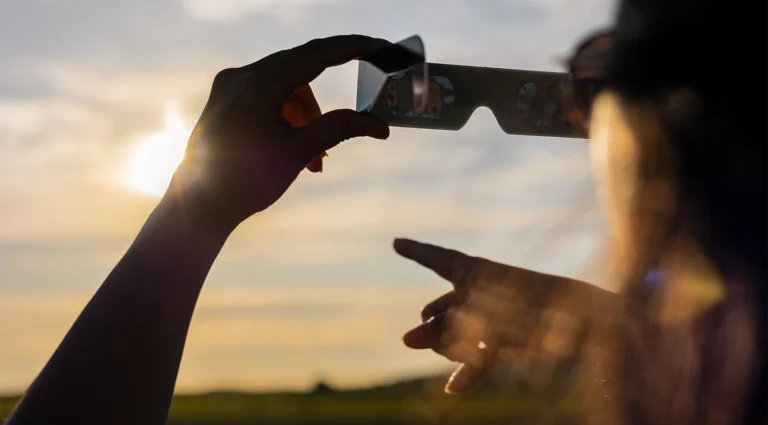 Peligro para la vista: Alerta sanitaria por 6 modelos de gafas para el eclipse que fueron retirados del mercado