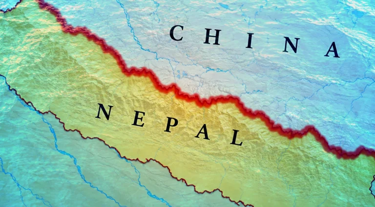 Videos | Así fue el momento de la impactante inundación que sacudió a Nepal