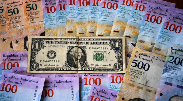 ¿Puede Venezuela dejar atrás el bolívar y convertir el dólar en su moneda oficial?