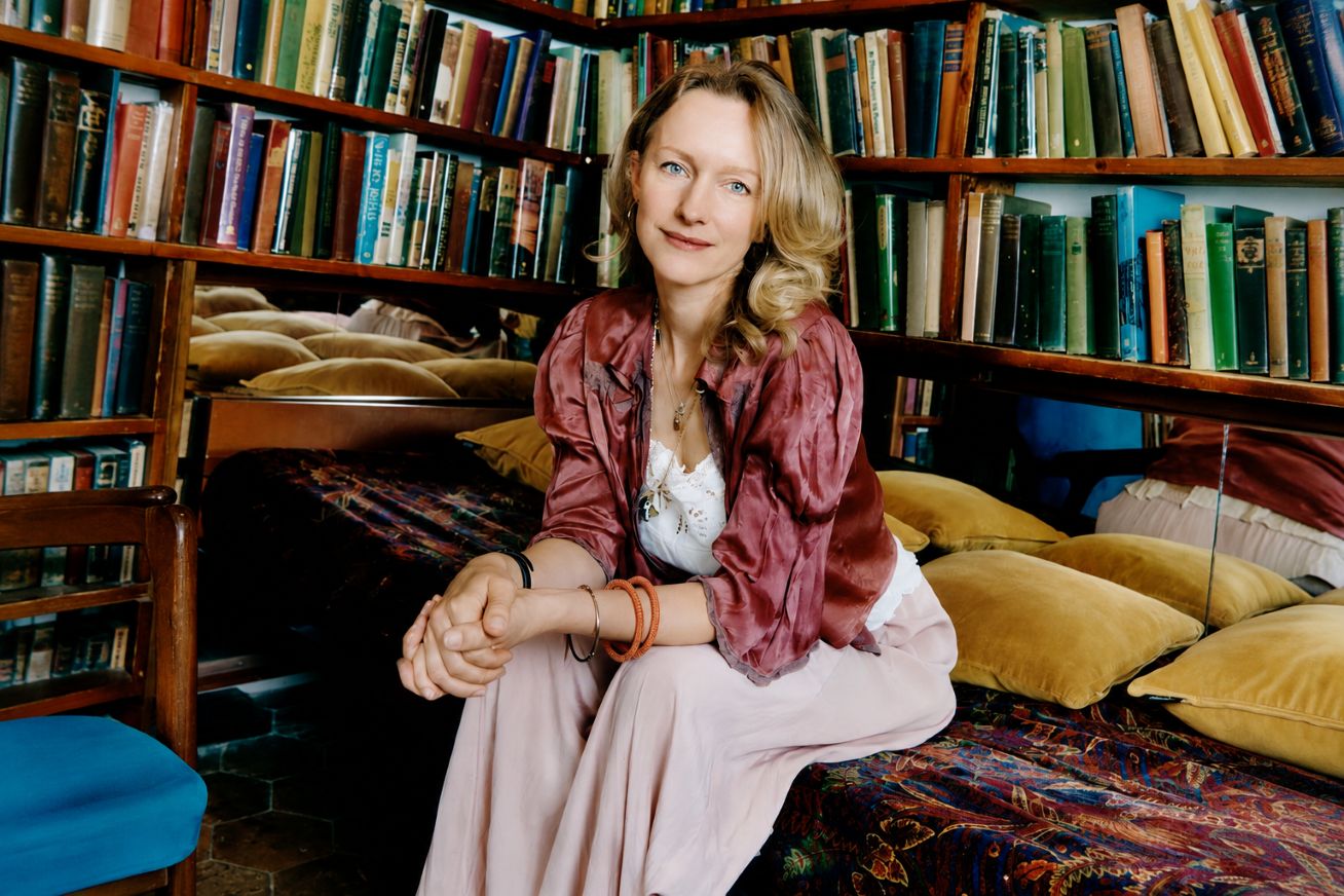 Sylvia Whitman en el interior de Shakespeare and Company, histórica librería de París frente a Notre Dame.