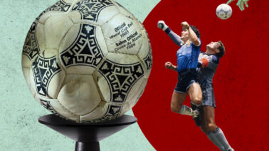 El balón de la “Mano de Dios” de Maradona se vende por US$3,35 millones