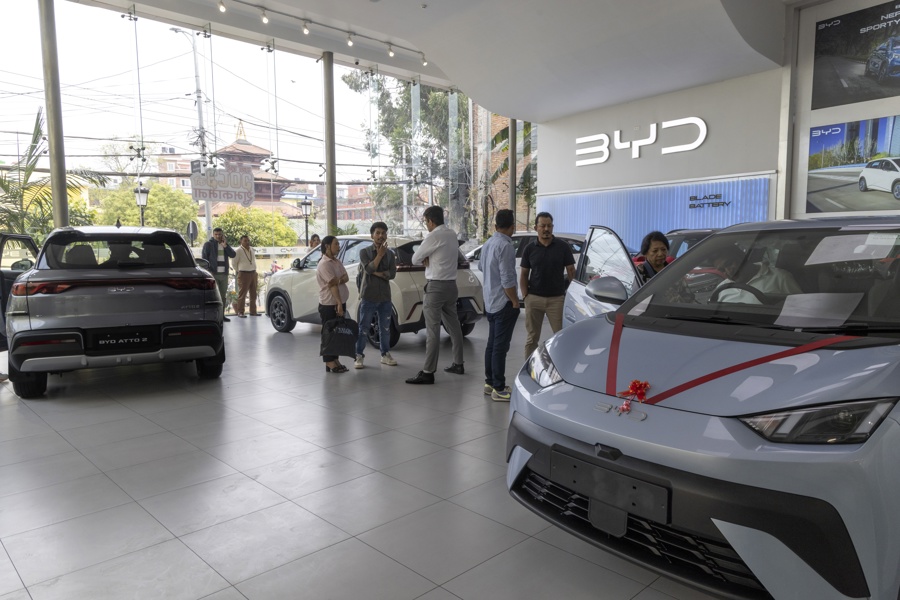 Nepal llena el Himalaya de coches eléctricos chinos y logra la segunda cuota mundial