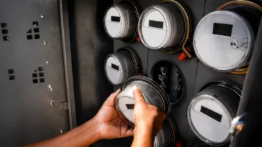 ¿Cuáles son las penas de cárcel y multas por cometer fraude eléctrico en República Dominicana?