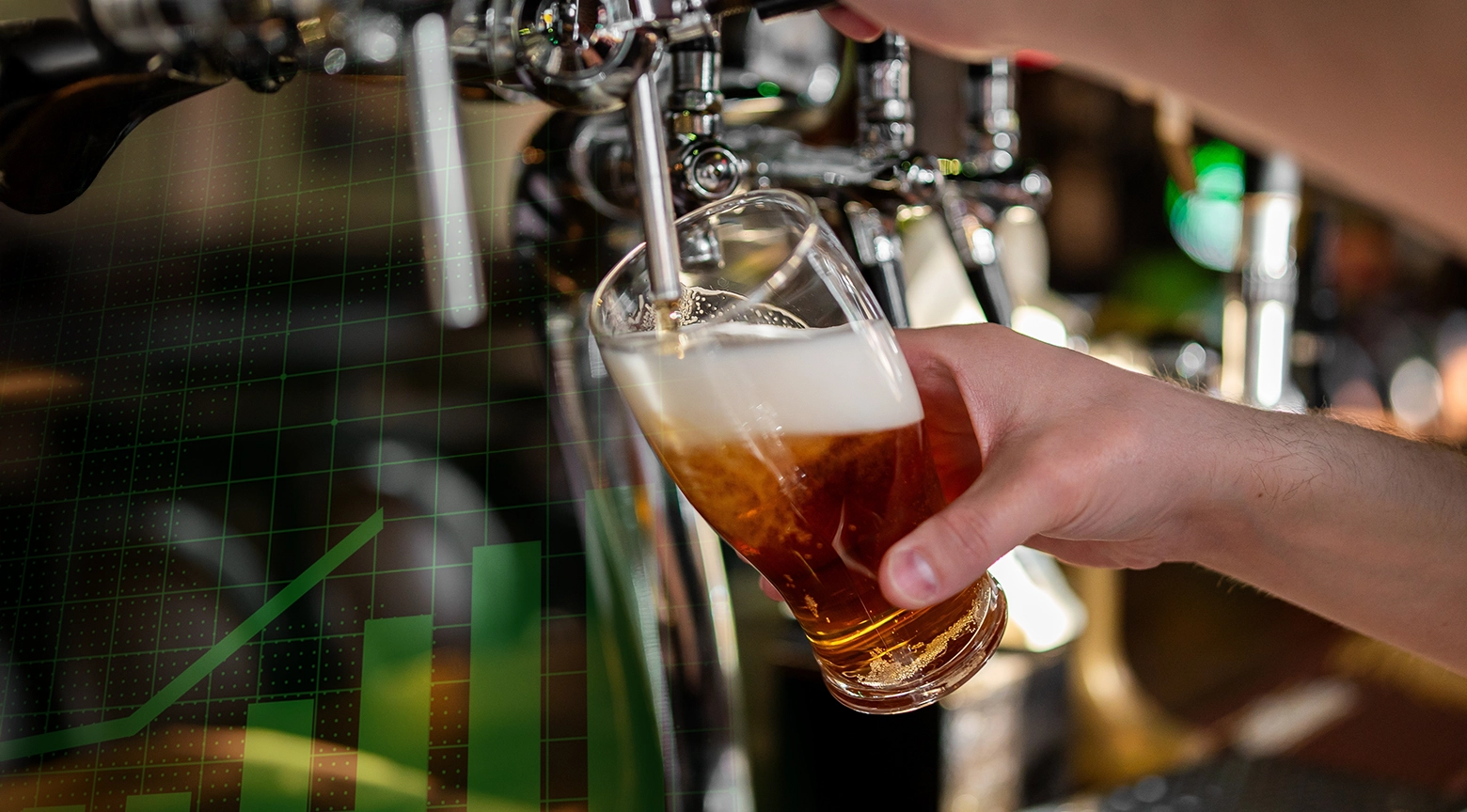 Primer plano de una mano sirviendo cerveza de barril en un vaso de cristal, superpuesta con un gráfico verde de barras ascendentes.