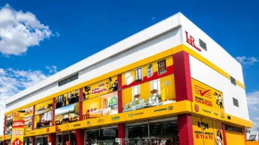 ¿Qué causó el incendio en la tienda LR Comercial de Santo Domingo y cuáles fueron los daños?