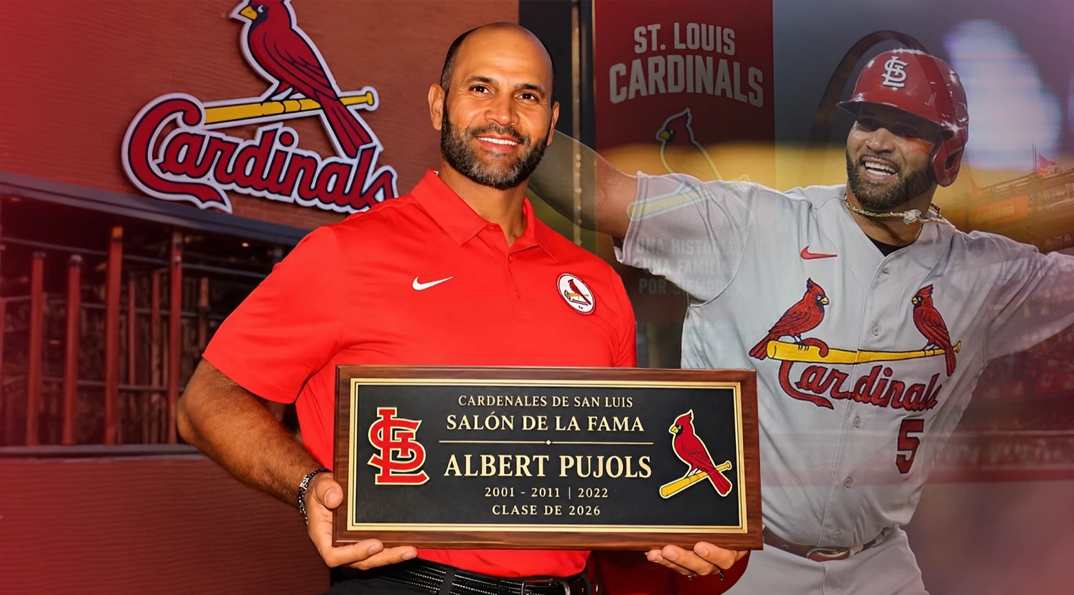 Albert Pujols sostiene una placa de los Cardenales de San Luis que anuncia su ingreso al Salón de la Fama del equipo, mientras al fondo aparece una imagen suya celebrando con el uniforme de los Cardinals.