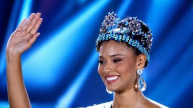 Corona, sueldo en dólares y residencia en Londres: La fortuna que se lleva Joheirry Mola en Miss Mundo 2026