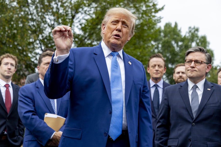 Trump ordena que su Gobierno use el término "superinteligencia" para referirse a la IA