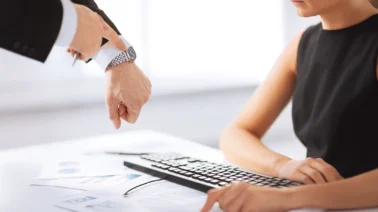 Guía laboral en RD: ¿Pueden despedirte por tardanzas repetidas sin pagar tus prestaciones?