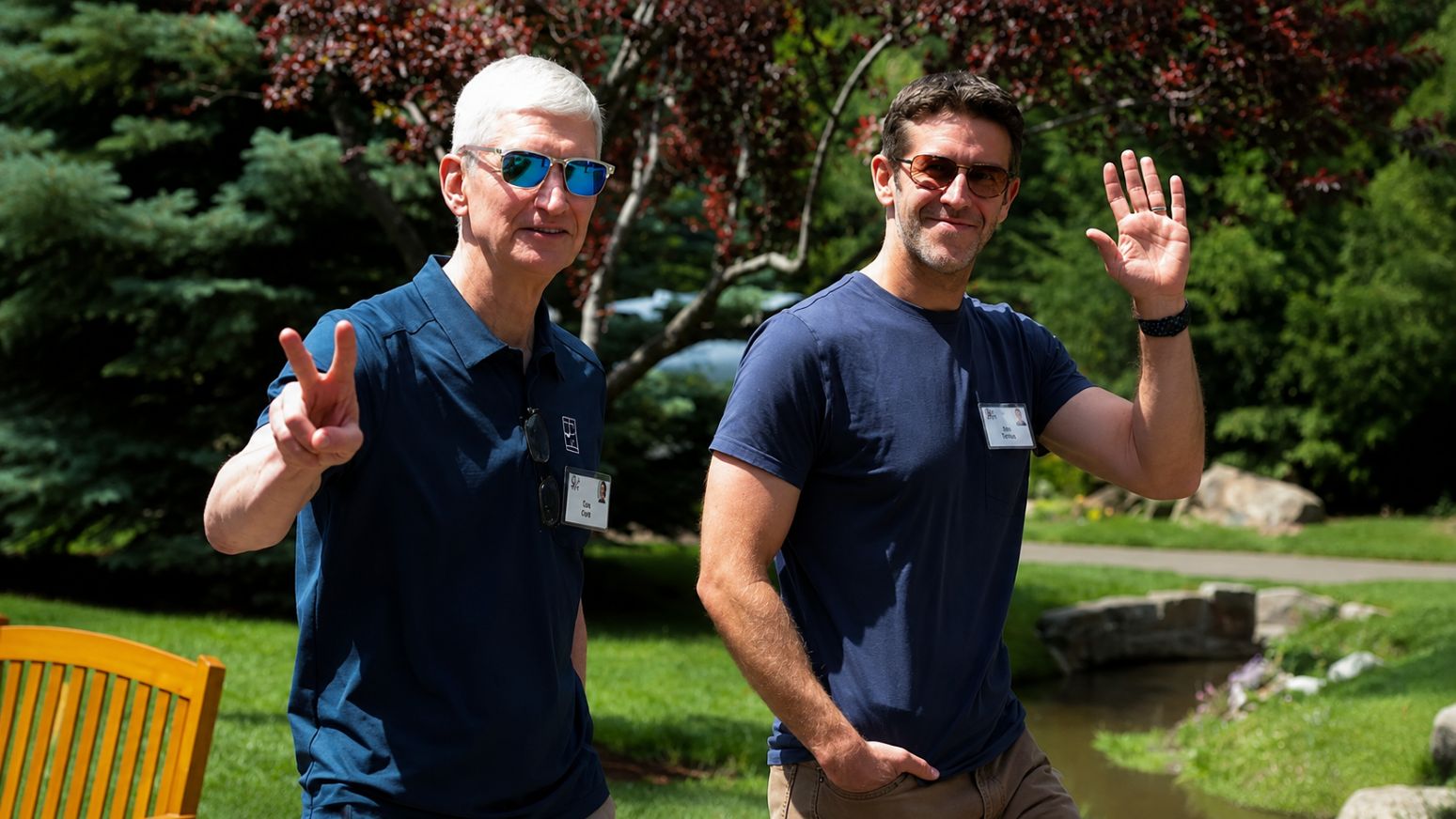Tim Cook y John Ternus juntos durante la Allen & Company Sun Valley Media and Technology Conference de 2026.