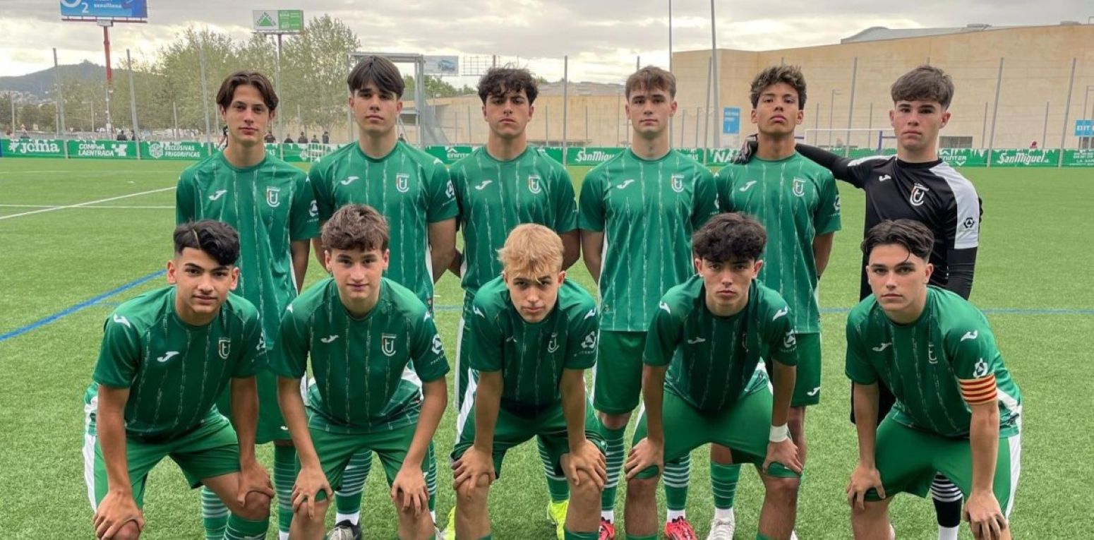 Jugadores juveniles de UE Cornellà posan en un campo de fútbol con el uniforme verde del club.