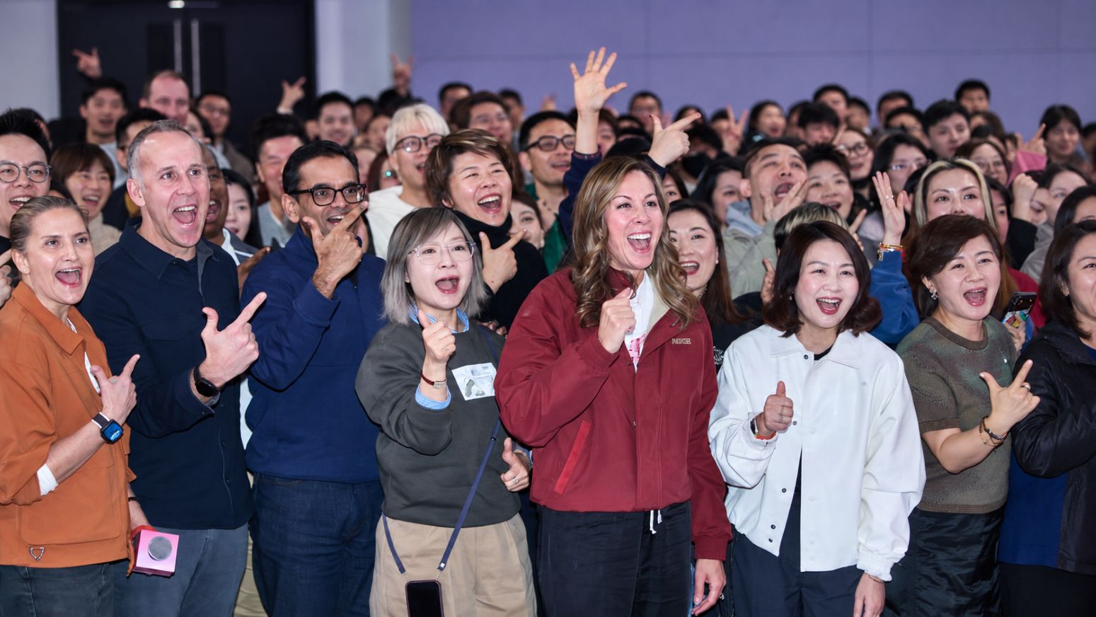 Cathy Sparks junto al equipo de Nike Greater China en el campus de la compañía en Shanghái en 2026.