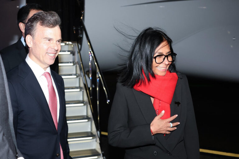 Delcy Rodríguez llega a Nueva York para reunirse con Trump mientras Maduro permanece preso en EE.UU.