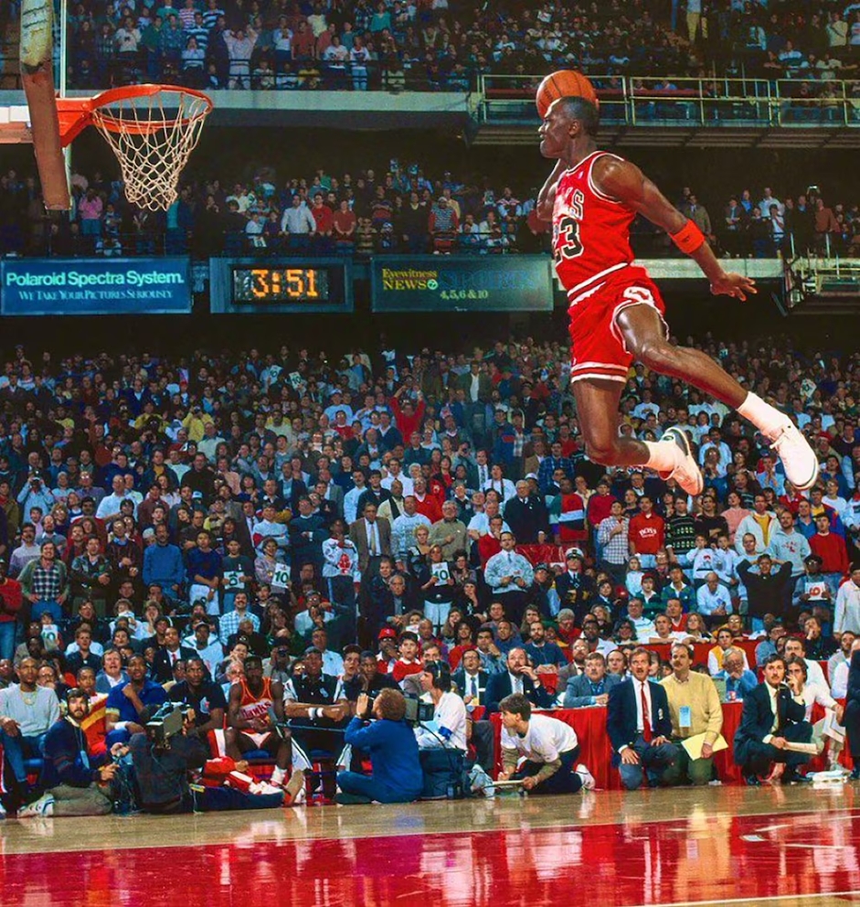 Michael Jordan con los Chicago Bulls durante un partido de la NBA, figura clave en la historia de Nike y Air Jordan.