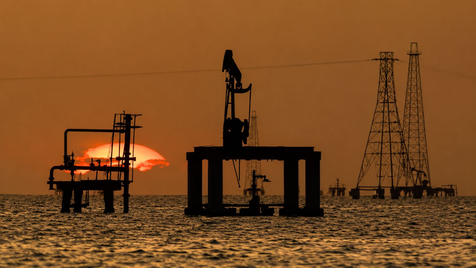 Plataformas y balancines petroleros en el Lago de Maracaibo, en Cabimas, Venezuela, durante operaciones de la industria petrolera venezolana.