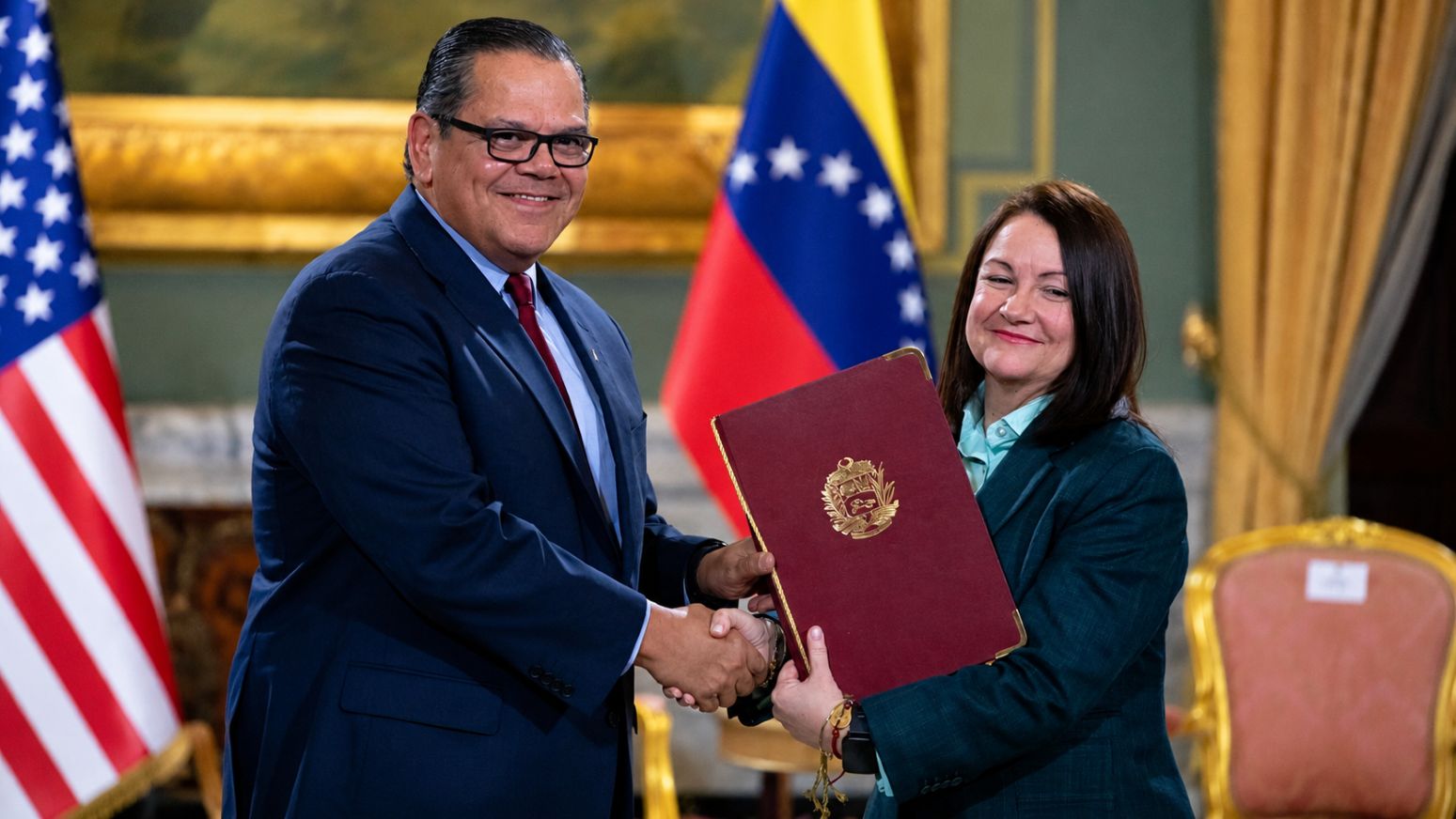 Mariano Vela, presidente de Chevron Venezuela, y Paula Henao, ministra de Petróleo de Venezuela, tras la firma de un acuerdo de cooperación en el Palacio de Miraflores, en Caracas.