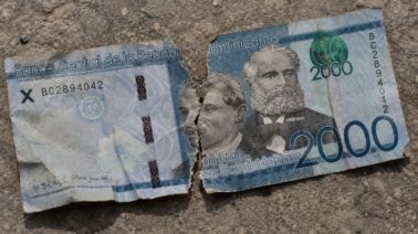 ¿Dónde y bajo qué condiciones puedes cambiar un billete roto en República Dominicana?