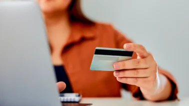 ¿Qué revisar antes de aceptar una tarjeta de crédito?