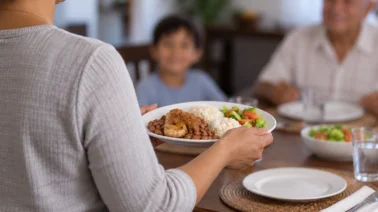 1.1 millones de dominicanas no trabajan por cuidar a hijos y mayores: el riesgo de pobreza que advierte BBVA