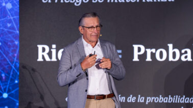 Arean Velasco Melo: «Gobernar la inteligencia artificial antes de que gobierne los riesgos»