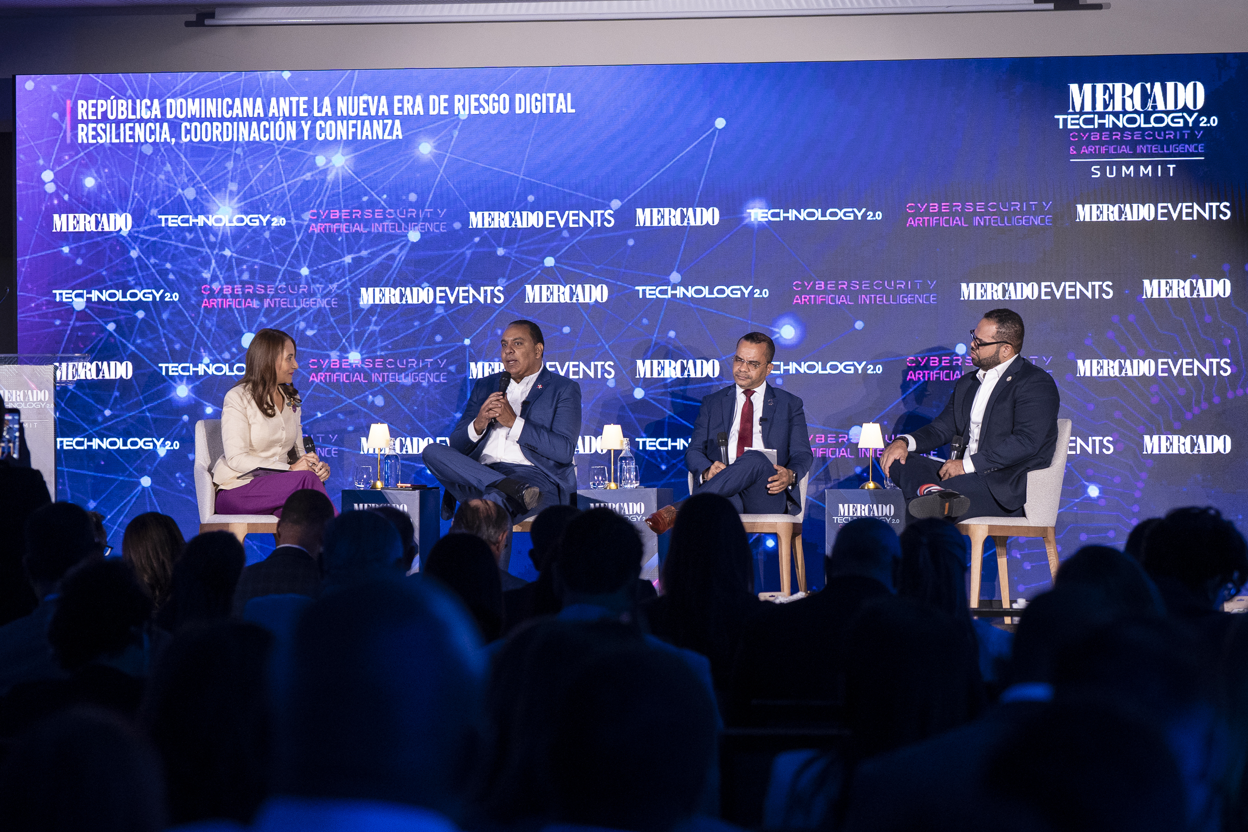Panel de expertos durante el Mercado Technology 2.0 Summit, con el tema “República Dominicana ante la nueva era de riesgo digital: resiliencia, coordinación y confianza”, frente a una audiencia.