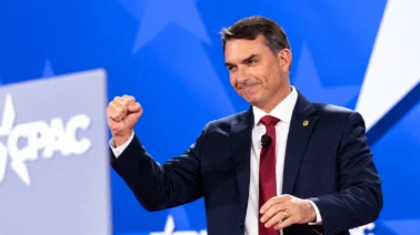 Flávio Bolsonaro ya está en EE. UU.: qué investigaciones lo esperan en Brasil y qué dijo Trump