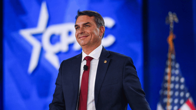 ¿Quién es Flávio Bolsonaro, el hijo de Jair Bolsonaro que enfrenta a Lula en Brasil?