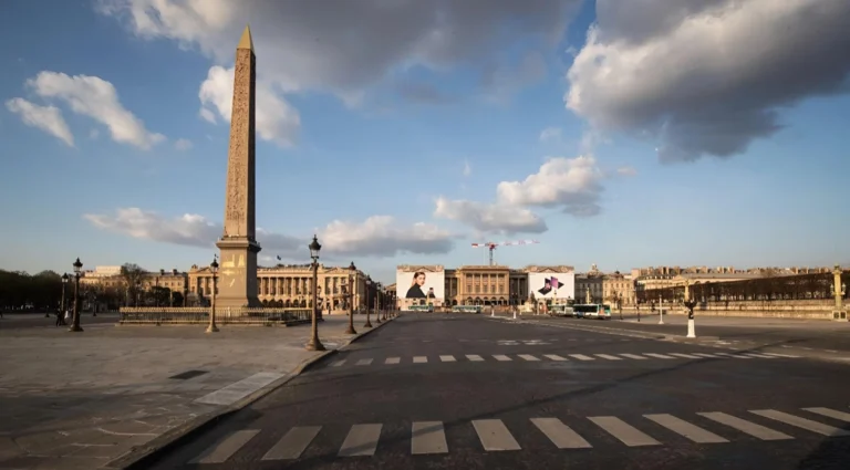 Francia extiende los toques de queda a París, Lyon y Niza e investiga una muerte en las protestas