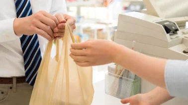 Las fundas plásticas que sí podrán dar los comercios desde diciembre, según la Ley 98-25