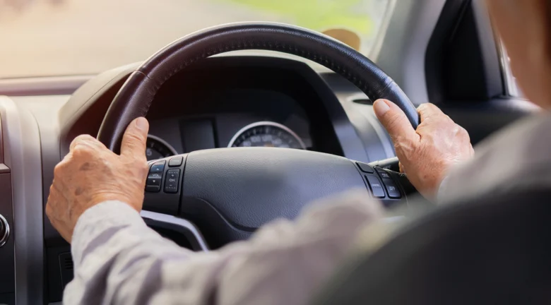Intrant devolverá los años de licencia que les quitó a los adultos mayores: cómo hacer el trámite