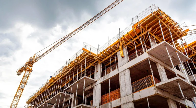 Presupuesto 2027 en RD: el gasto corriente sube 12.3%, pero la inversión en obras apenas crece 3%