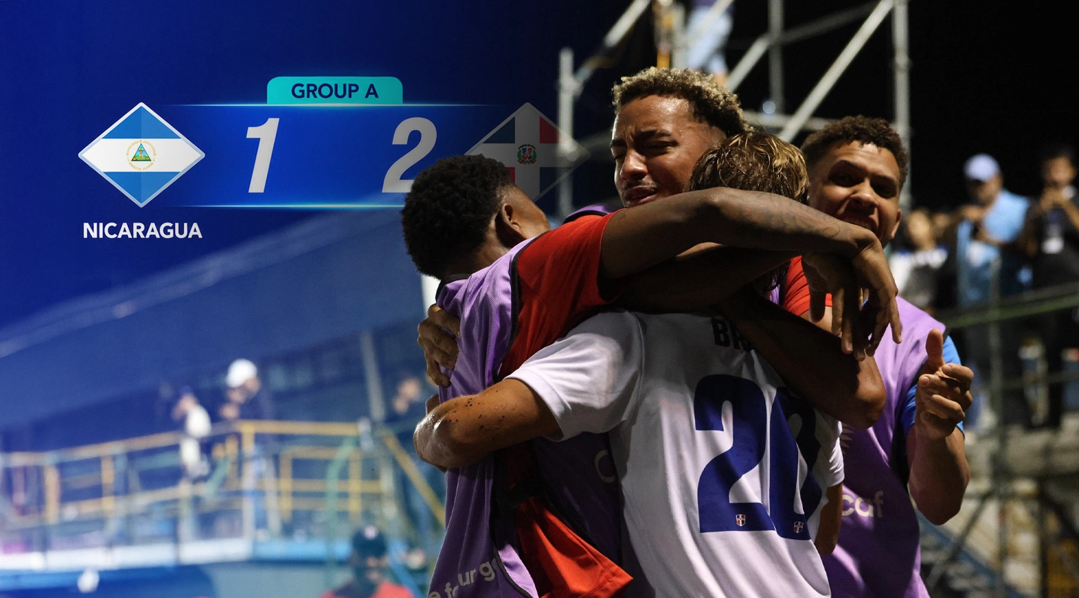 Futbolistas de República Dominicana celebran abrazados tras un partido, junto a un marcador que muestra el triunfo 2-1 sobre Nicaragua.
