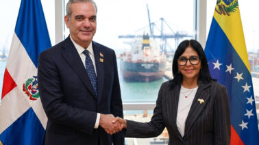 Abinader y Delcy Rodríguez se reúnen en Roma: República Dominicana negocia volver a comprar combustibles a Venezuela