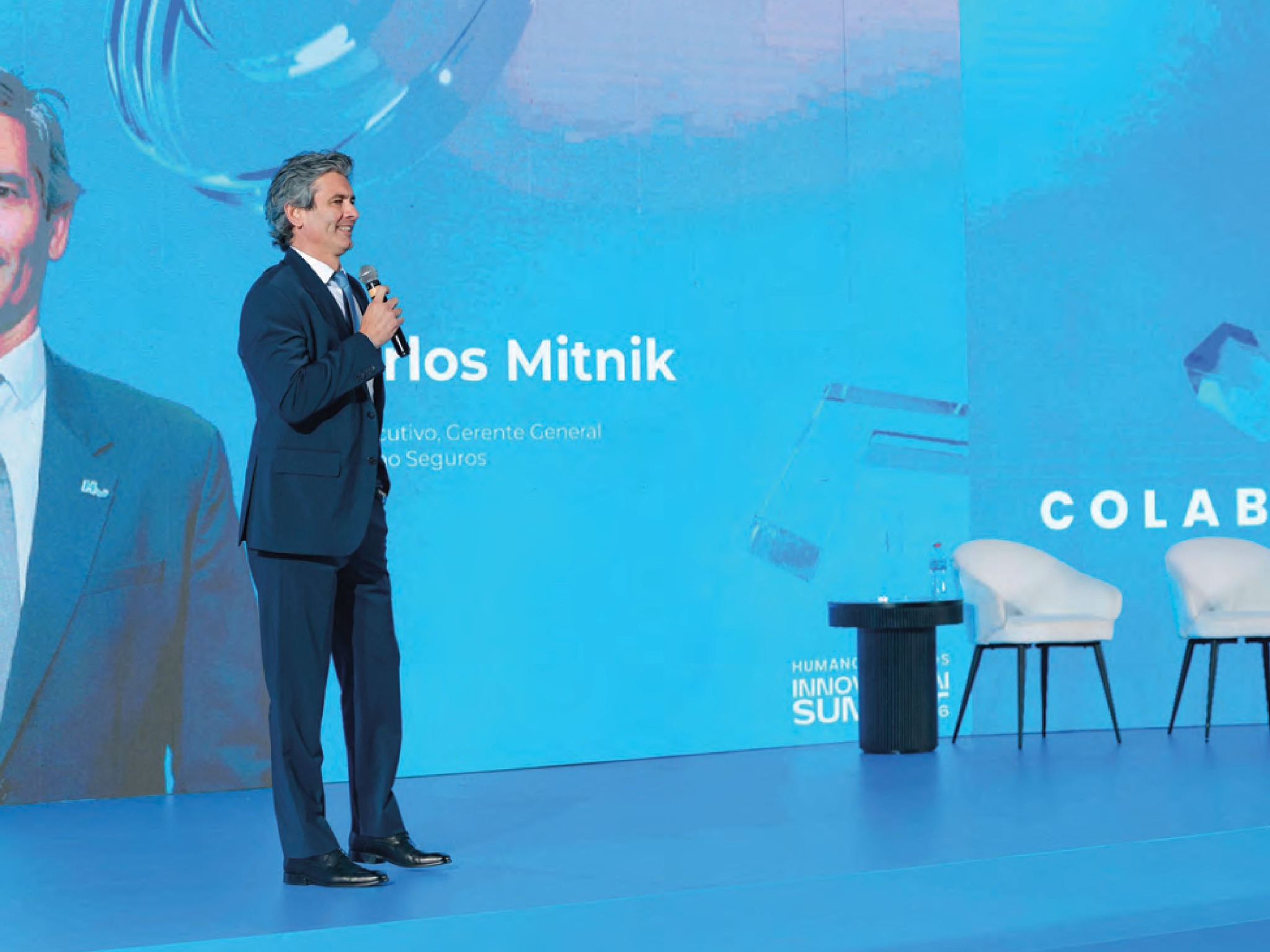 Texto alternativo (ALT SEO):Carlos Mitnik, vicepresidente ejecutivo-gerente general de Humano Seguros, durante una presentación sobre innovación y transformación digital.
