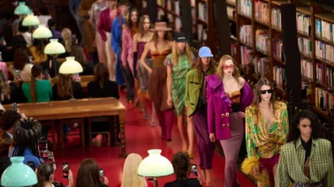La extraña petición de Valentino para su desfile: “Trae un libro”