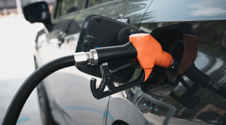 ¿Bajará la gasolina en RD? Qué significa la caída del petróleo para tu bolsillo